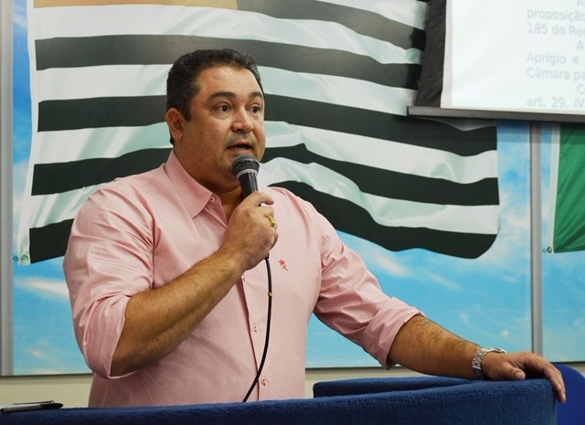 2016525_Professor Adriano solicita reparos em vias públicas